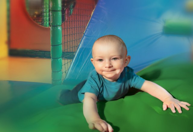 Kleinkinder krabbeln und spielen gemeinsam im Kleinkinderbereich beim Krabbeltreff