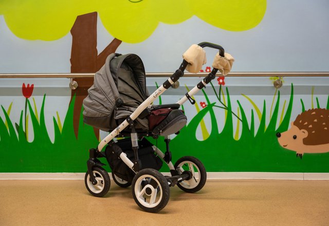 Abgestellte Kinderwagen im Eingangsbereich - Kinderwagen-Parkplatz