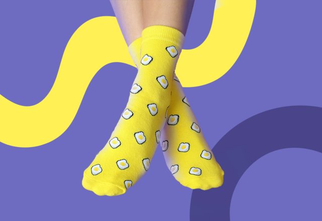 Kind zieht bunte Stoppersocken an - Sockenpflicht im Indoorspielplatz