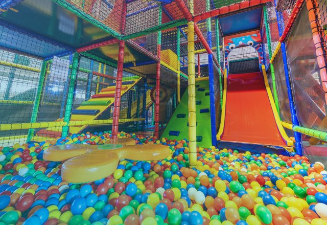 Großes buntes Bällebad mit mehreren Rutschen zum Hineinrutschen