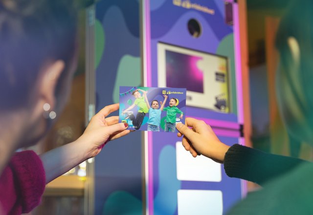 Moderne Fotobox mit verschiedenen Hintergründen zum Fotografieren und Ausdrucken von Erinnerungsbildern