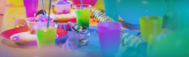 Fröhliche Kindergeburtstagsfeier mit bunter Dekoration und glücklichen Kindern