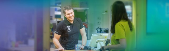 Eingangsbereich des BWG Erlebnishaus mit Öffnungszeiten und Preisinformationen