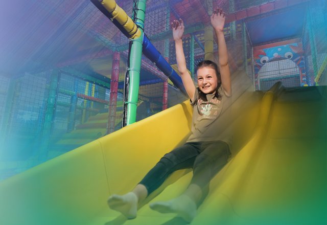 Kind hat Spaß beim Spielen im Indoorspielplatz - perfekt für einen Tagesausflug